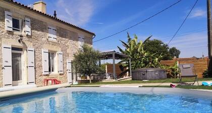 Family villa with swimming pool and Jaccuzi near the beach