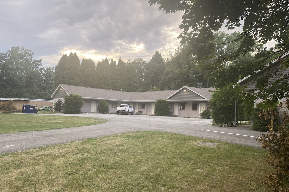 The Maple Motel Erie