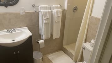 Chambre Double Deluxe | Salle de bain | Douche, articles de toilette gratuits, savon, shampoing