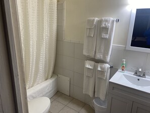 Standaard tweepersoonskamer | Badkamer | Een douche, gratis toiletartikelen, zeep, shampoo