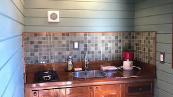 Cabana lua de mel, vista para a montanha | Cozinha privada | Geladeira, cooktop, talheres/pratos/utensílios de cozinha
