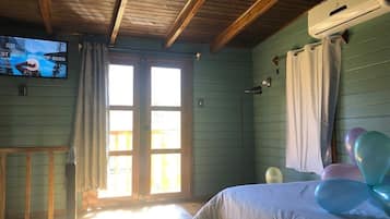Cabana nupcial, vistes a la muntanya | 1 dormitori, roba de llit d'alta qualitat i decoració individual