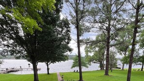 A park with a lake, benches, and a wooden dock. - Inks Lake Open Water and Pet friendly home (Burnet)