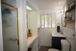 Chuveiro, secador de cabelo, toalhas de banho, sabonete