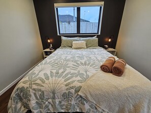 3 bedrooms, desk, iron/ironing board, travel cot - Humble Abode (Auckland)