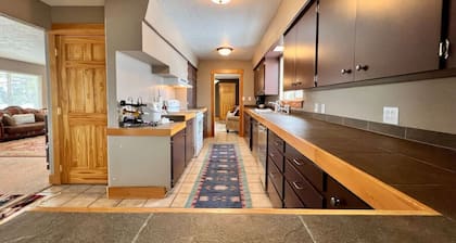 Flying T Ranch House - Mountain Views! 3 bdrm