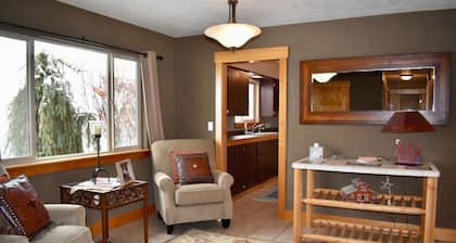 Flying T Ranch House - Mountain Views! 3 bdrm