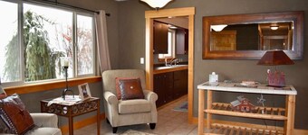 Flying T Ranch House - Mountain Views! 3 bdrm