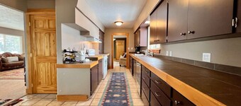 Flying T Ranch House - Mountain Views! 3 bdrm