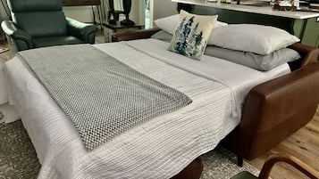 3 habitaciones, escritorio y tabla de planchar con plancha