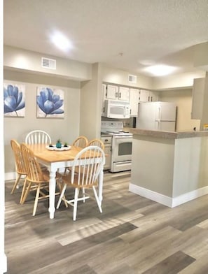 Dining - Lovely two bedroom condo in the heart of Destin (Destin)