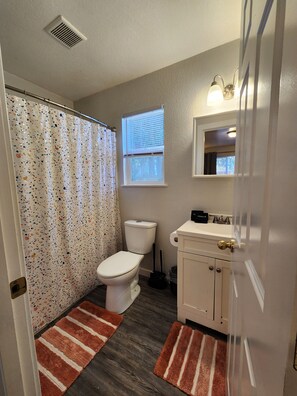 Haartrockner, Handtücher, Seife, Shampoo