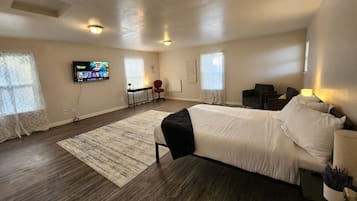 1 bedroom, desk, travel cot, free WiFi