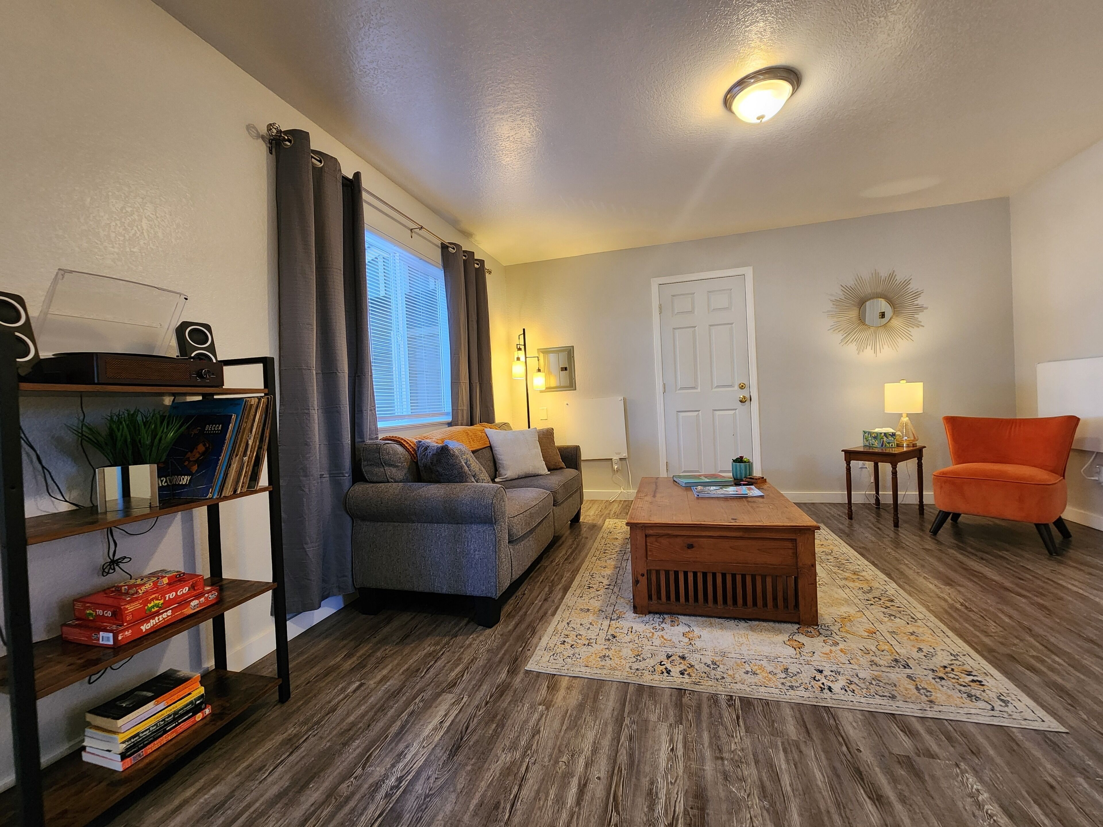 Smart TV, books, stereo