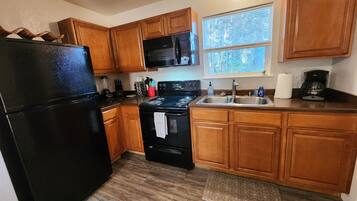 Een koelkast, een magnetron, een oven, een kookplaat