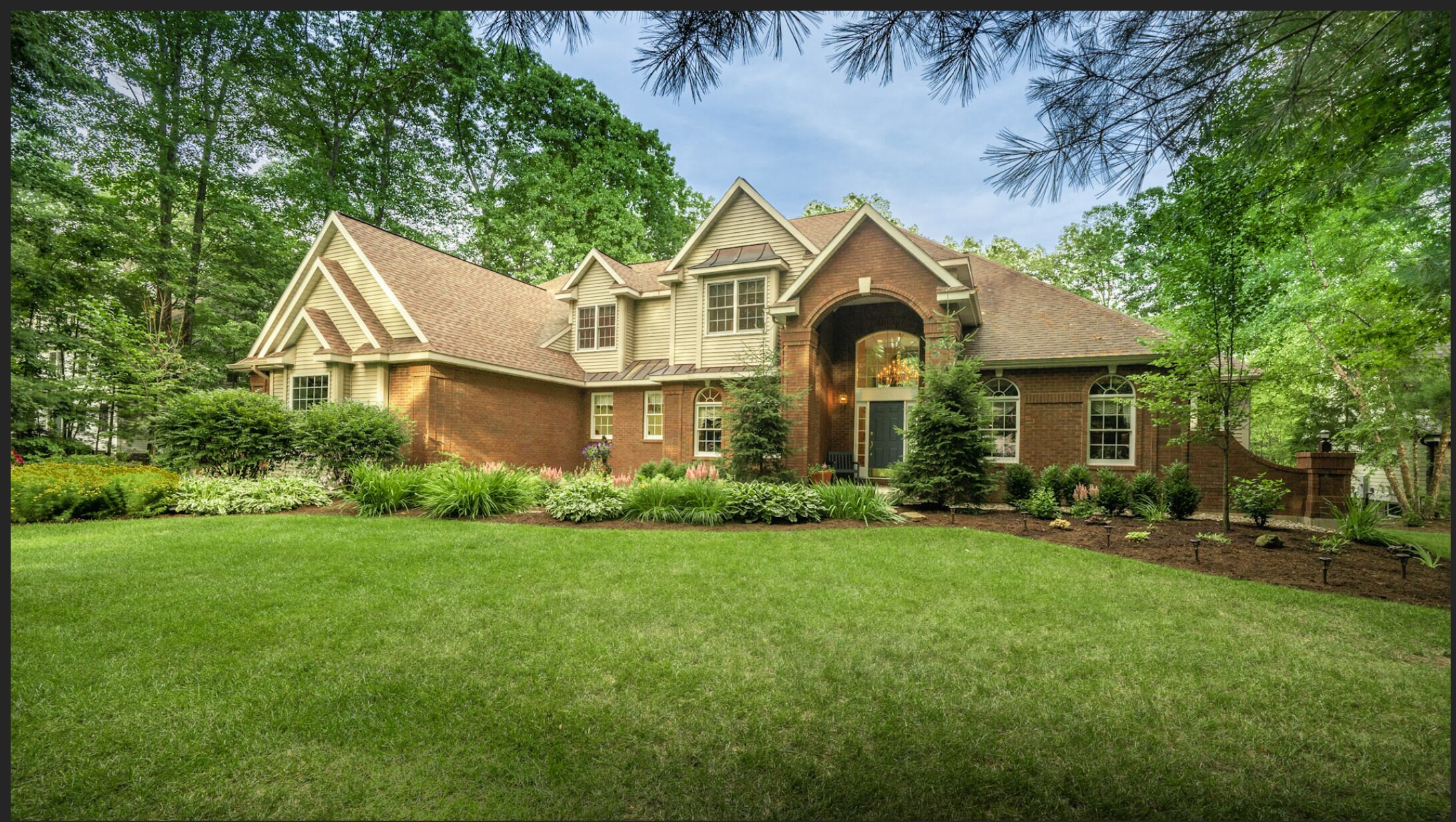 Enormous 7 bed/6 bath lakefront home less than 3 mins to Saratoga Racetrack!