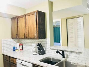 Private kitchen - Comfortable and affordable close to the beach (Destin)
