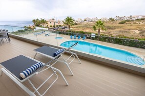 Een binnenzwembad, een verwarmd zwembad