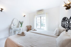 4 chambres, fer et planche à repasser, Wi-Fi, draps fournis
