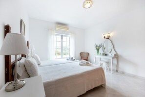 4 bedrooms, iron/ironing board, WiFi, bed sheets