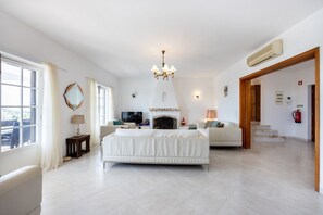 Una televisión, una chimenea