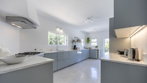 Una cucina moderna con piano cottura a gas, un'isola grande e forno integrato.