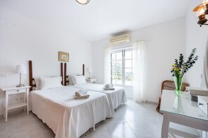 4 bedrooms, iron/ironing board, WiFi, bed sheets