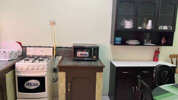 Kühlschrank, Mikrowelle, Ofen, Wasserkocher mit Kaffee-/Teezubehör