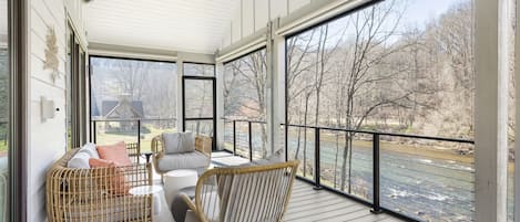 Smart-TV, Kamin, Bücher, Stereoanlage