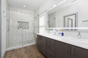 Ducha, secador de pelo, bidet, toallas