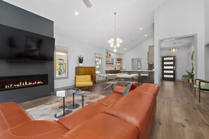 Smart TV, chimenea, libros y estéreo 