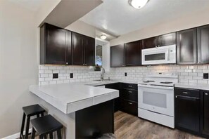 Réfrigérateur, micro-ondes, four, plaque de cuisson