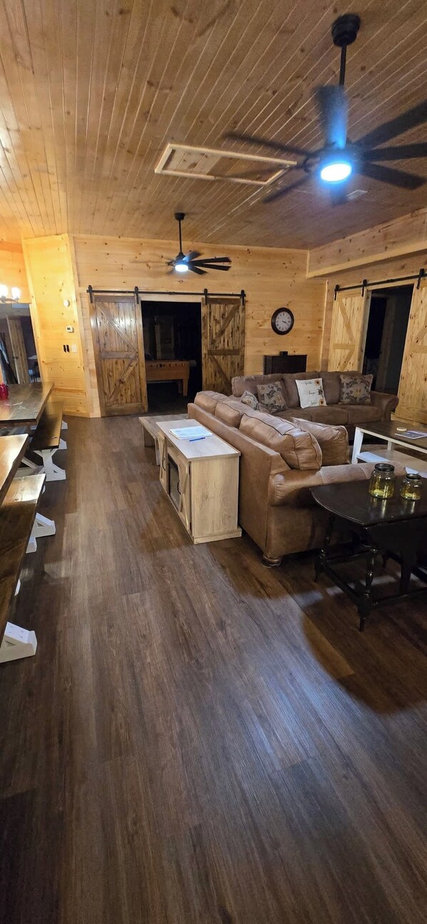 Fernseher, Kamin, Arbeitsbereiche