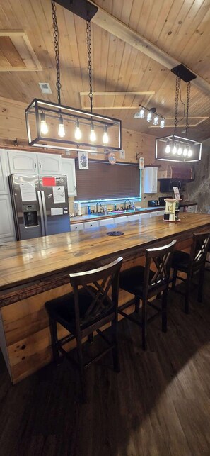 Stovetop, dishwasher, coffee/tea maker, toaster - Rustic Charm - Firepit, Pickle Ball, Game Room (Sevierville)