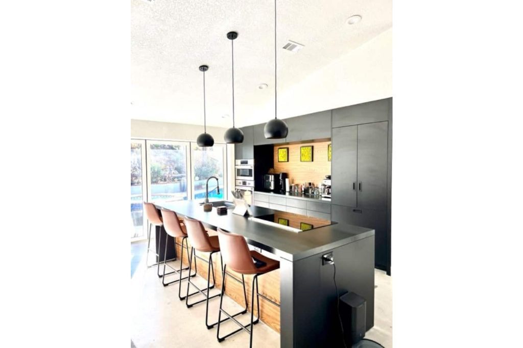 Beautiful Encinitas 4 bed w/ pool & jacuzzi, 5 mins to beach!