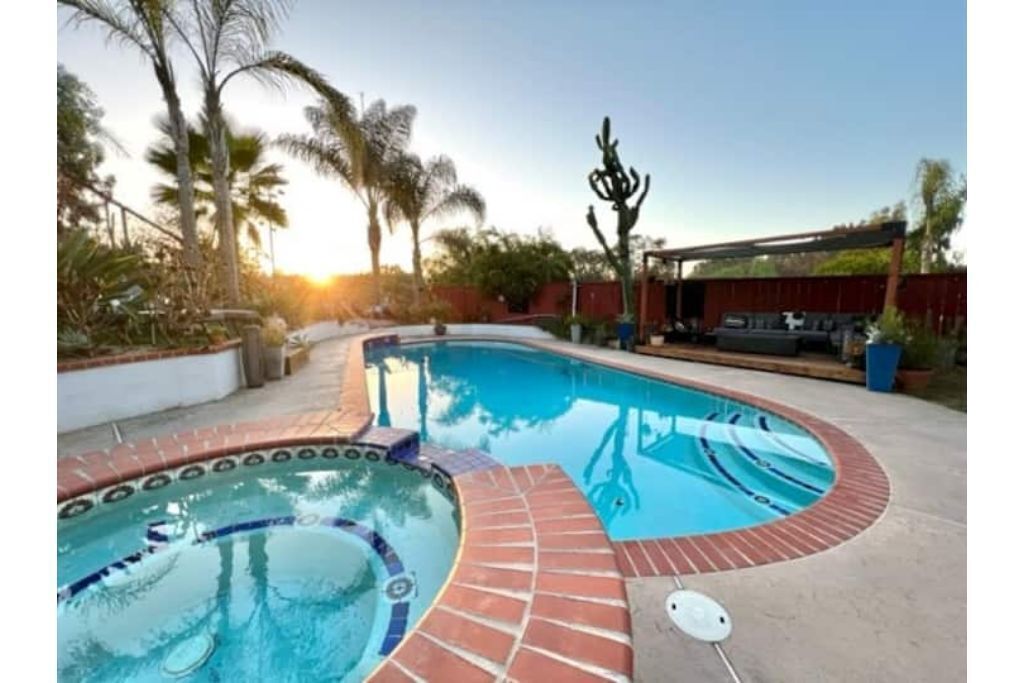 Beautiful Encinitas 4 bed w/ pool & jacuzzi, 5 mins to beach!