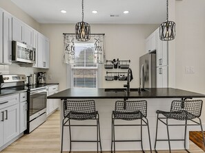 Jääkaappi, mikroaaltouuni, uuni, liesi