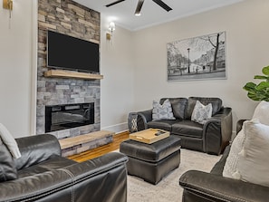 Smart TV, fireplace
