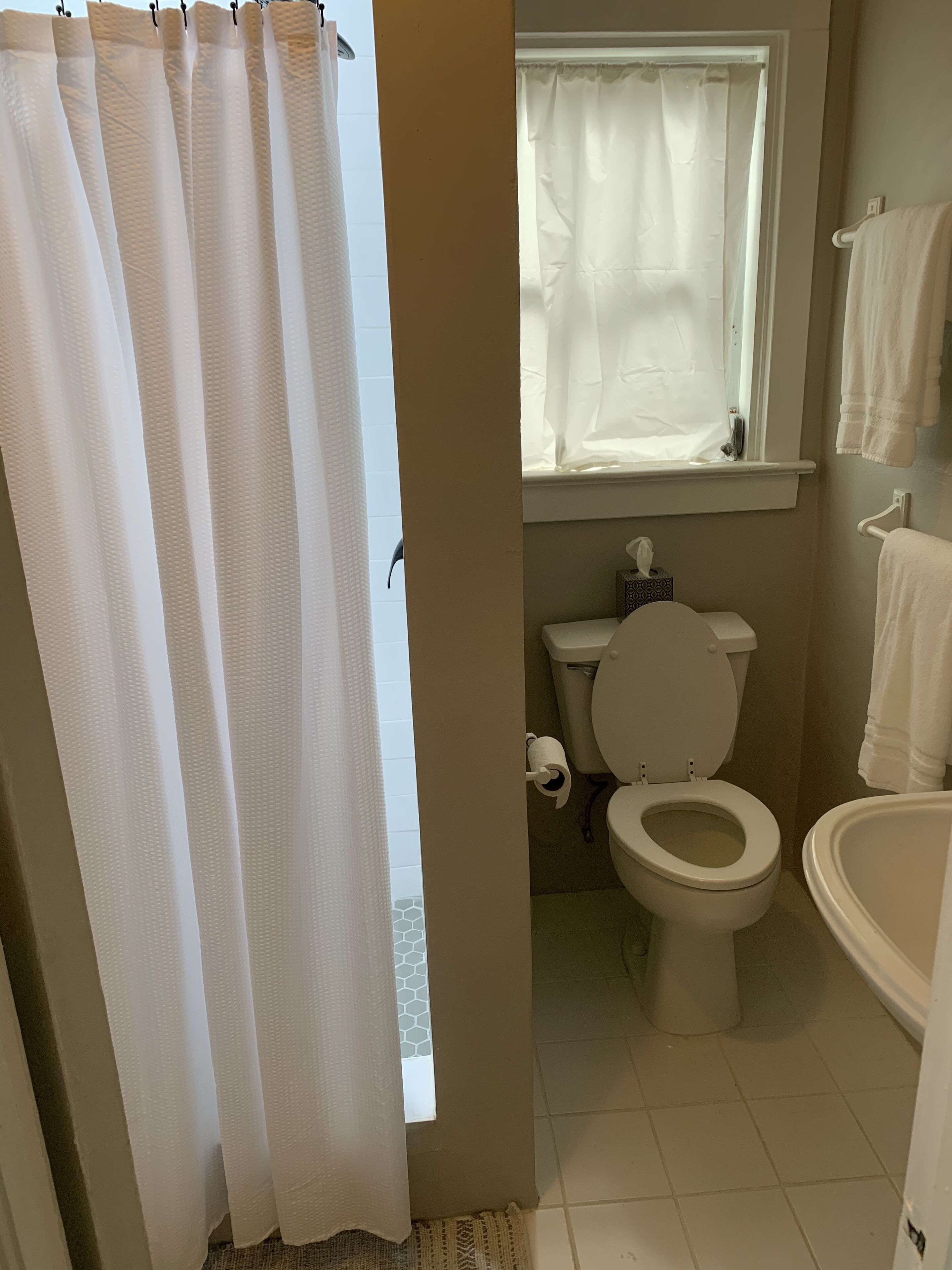 Douche, sèche-cheveux, bidet, serviettes fournies