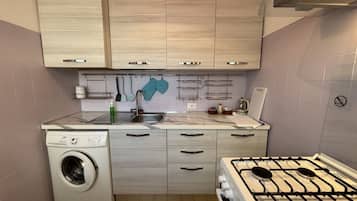 Kjøleskap, ovn, kokeplater og brødrister