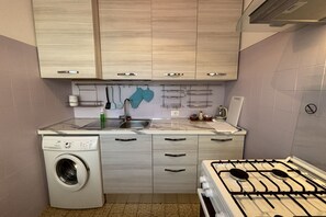 Kjøleskap, ovn, kokeplater og brødrister