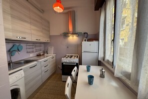 Réfrigérateur, four, plaque de cuisson, grille-pain