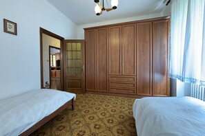 2 bedrooms, iron/ironing board, WiFi, bed sheets