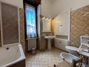 Combined shower/bathtub, hair dryer, bidet, towels - Apartment few steps from the lake - Larihome A16 (Dongo)