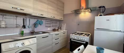 Réfrigérateur, un four, surface de cuisson, grille-pain