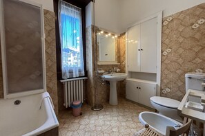 Duschwanne, Haartrockner, Bidet, Handtücher