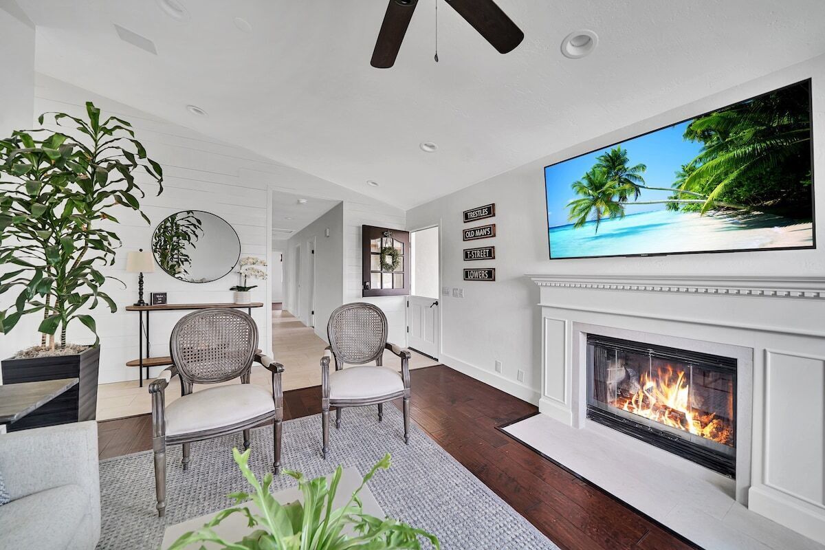 Charming Cottage Style 4BD/2BA with Large Yard & Hot Tub in Quiet Neighborhood