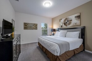 7 Schlafzimmer, Schreibtisch, Bügeleisen/Bügelbrett, Reisekinderbett