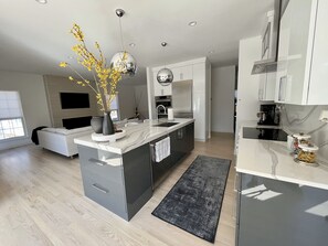 ثلاجة، ميكروويف، فرن، مستلزمات طهي/أطباق/أوعية