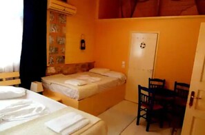 1 habitación, tabla de planchar con plancha, cuna de viaje y wifi 